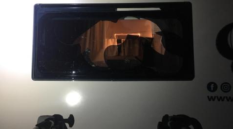 Ventana rota en Otsondo Ventana rota de una de las autocaravanas afectadas en Otsondo