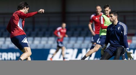 Juan Cruz trata de superar a Sergio Herrera durante el entrenamiento rojillo de este viernes.