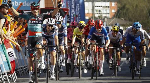 Itzulia El colombiano Sergio Higuita (izda.) se impone en la meta de Amorebieta.