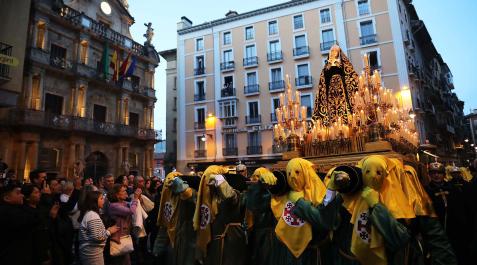 La Dolorosa pasa ante la fachada del Ayuntamiento de Pamplona.