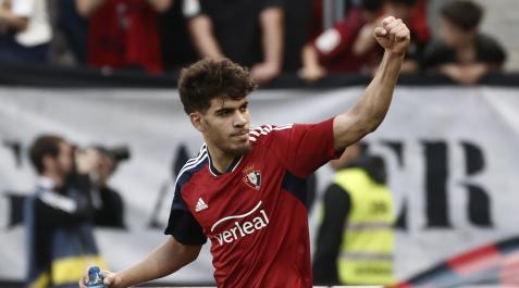 Ez Abde celebra uno de sus goles con el banquillo de Osasuna Osasuna - Elche