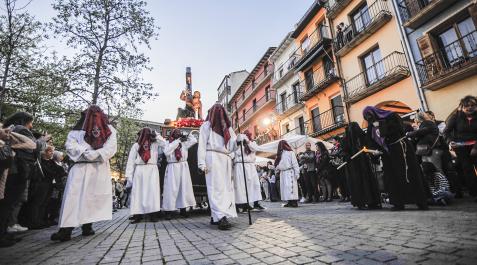 El paso La Cruz a Cuestas en la plaza de los Fueros, al inicio de la procesión El paso La Cruz a Cuestas en la plaza de los Fueros, al inicio de la procesión