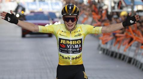 El corredor danés del equipo Jumbo-Visma Jonas Vingegaard cruza la línea de meta en solitario Vingegaard