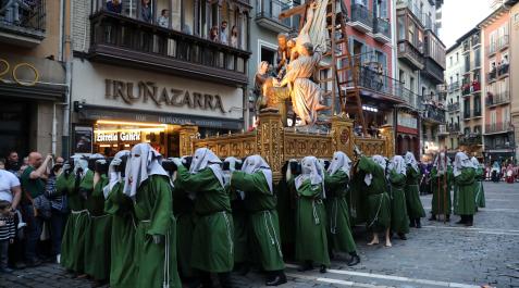 Procesión 2023 El paso del Descendimiento por la calle Mercaderes