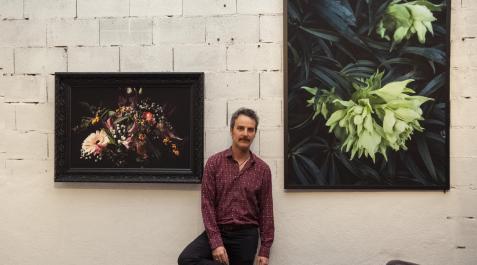 gorka-beunza-fotografo Gorka Beunza posa entre dos de las imágenes que componen su exposición Bodegones y flores, en Âme&Art hasta el 30 de junio