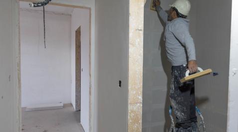 albañil Un albañil trabaja en una vivienda