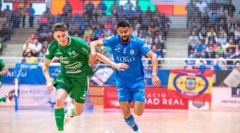 Geraghty, jugador de Osasuna Magna, y Lemine, futbolista del Viña Albali Valdepeñas, se miden en una carrera