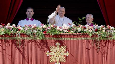 Bendición 'Urbi et Orbi' El papa Francisco imparte la bendición 'Urbi et Orbi' desde el balcón de la logia central de la basílica de San Pedro