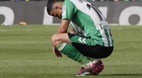 El defensa italiano del Betis Luiz Felipe reacciona tras perder su equipo ante el Cádiz