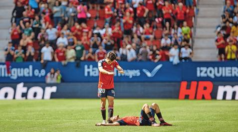 Manu Sánchez hizo esta reverencia a Ez Abde al acabar el partido. El marroquí terminó desfondado por el esfuerzo realizado Manu Sánchez hizo esta reverencia a Ez Abde al acabar el partido. El marroquí terminó desfondado por el esfuerzo realizado