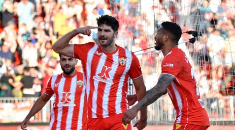 El centrocampista de la UD Almería Gonzalo Melero (c) celebra su gol, primero del equipo ante el Valencia CF