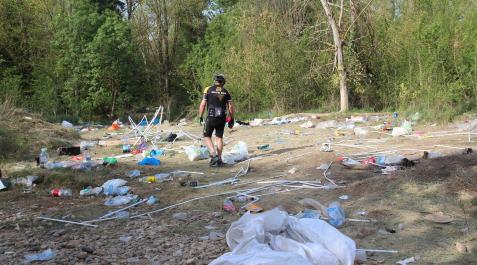 basurauno Un vecino contempla la basura esparcida por la zona de Las Norias, situada en la orilla del Ebro a su paso por Tudela