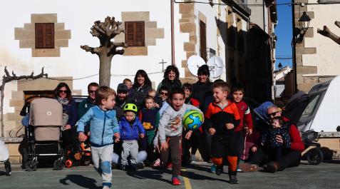 En ‘La pista’, junto a la calle del Sol, de Mañeru, un grupo de menores sale a la carrera ante la mirada alegre y protectora de sus progenitores. En ‘La pista’, junto a la calle del Sol, de Mañeru, un grupo de menores sale a la carrera ante la mirada alegre y protectora de sus progenitores.