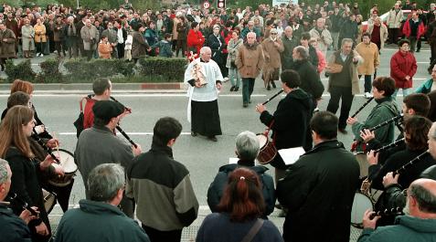 Aralar y txistus Dieciocho txistularis y decenas de personas despiden a San Miguel de Aralar en Miluze, el 18 de abril de 1999. Porta la efigie el sacerdote Miguel Azpiroz.