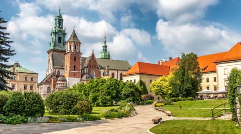 El santoral del 11 de abril recuerda a San Estanislo, obispo de Cracovia en el siglo XI. En la imagen, vista de la catedral y del castillo de la ciudad polaca El santoral del 11 de abril recuerda a San Estanislo, obispo de Cracovia en el siglo XI. En la imagen, vista de la catedral y del castillo de la ciudad polaca