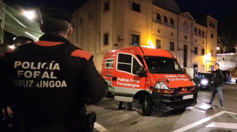 Una patrulla de la Policía Foral, en el exterior del frontón Labrit de Pamplona Una patrulla de la Policía Foral, en el exterior del frontón Labrit de Pamplona