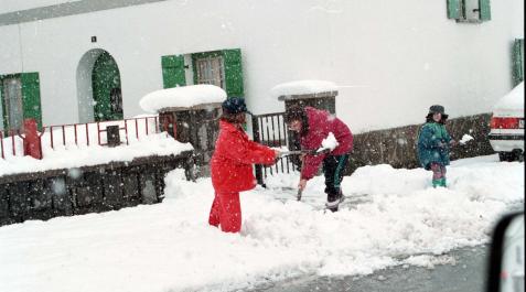 Nieve en Burguete en las nevadas de abril de 1998. Nieve en Burguete en las nevadas de abril de 1998.