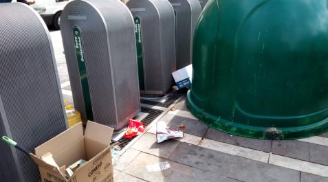 Cartones y hasta una garrafa de aceite junto a los contenedores de la calle Ciudadela