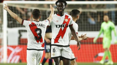 Mumin Abdul Mumin (dcha.) felicita a Fran García tras el tanto del lateral en el choque contra el Atlético de Madrid.