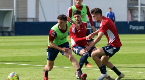 osasuna Kike Barja, presionado por Nacho Vidal y Aimar Oroz en la sesión de este martes