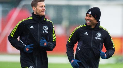Manchester United El holandés Wout Weghorst (izda.) se ejercita junto al brasileño Carlos Casemiro durante el entrenamiento del Manchester United de este miércoles.