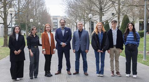 lyder Estudiantes de la X promoción de LyDER, junto a Lorenzo Silva y José F. Alenza