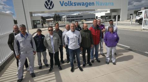 comite empresa volkswagen El comité de empresa de Volkswagen Navarra, en la puerta de la fábrica de Landaben, donde han realizado declaraciones ante la prensa