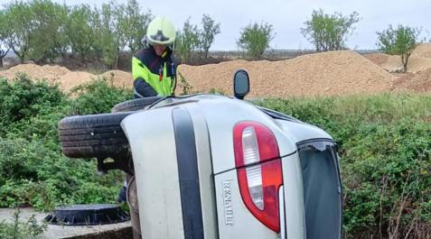 Salida de vía en Cárcar Un bombero, junto al coche volcado en Cárcar