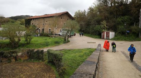 Varios peregrinos se disponen a cruzar el Puente de la Rabia de Zubiri. Al fondo, la conocida como Casa Apolonia, donde se proyecta la casa de cultura que dará servicio a todo el valle de Esteribar. Varios peregrinos se disponen a cruzar el Puente de la Rabia de Zubiri. Al fondo, la conocida como Casa Apolonia, donde se proyecta la casa de cultura que dará servicio a todo el valle de Esteribar