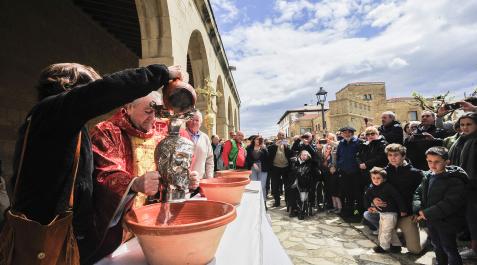 Bendición de agua y vino en Obanos a través de la reliquia del cráneo de San Guillén Bendición de agua y vino en Obanos a través de la reliquia del cráneo de San Guillén
