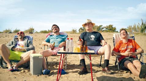 temporada-baja-cine Los protagonistas de la película 'En temporada baja' Fele Martínez, Coque Malla, Antonio Resines y Edu Soto en un fotograma del filme