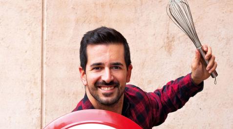 Iñaki Mayora, @JaleoenlaCocina, con un batidor de cocina y el escudo de Capitán América Iñaki Mayora, @JaleoenlaCocina, con un batidor de cocina y el escudo de Capitán América (Marvel)