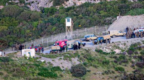 Marruecos-valla-ceuta Más de 200 inmigrantes subsaharianos han intentado a primera hora de la mañana aproximarse a la valla fronteriza que separa Ceuta de Marruecos, aunque la Gendarmería ha contenido al grupo antes de que llegaran al doble vallado