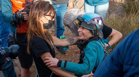 La deportista de élite, alpinista y escaladora Beatriz Flamini (d) es recibida a su salida de la cueva de Motril La deportista de élite, alpinista y escaladora Beatriz Flamini (d) es recibida a su salida de la cueva de Motril