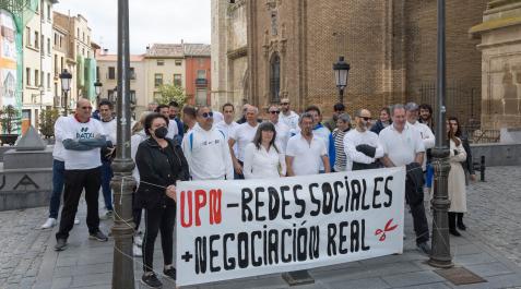2023P_ L_ TUDELAT (37232701) Asistentes a la concentración celebrada este viernes ante la entrada de la Casa Consistorial de Tudela