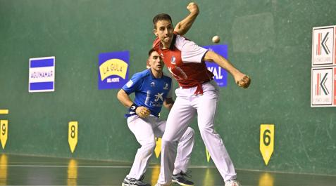 1464372634 Darío le suelta a la pelota en presencia de Peio Etxeberria.