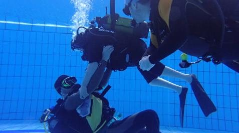 BUCEO José Antonio Aldaya, sumergido con la ayuda de dos instructores