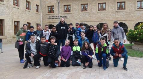 Los alumnos de 6º de Primaria del Colegio Público Ricardo Campano de Viana con su profesor Mikel Galdeano Etayo Los alumnos de 6º de Primaria del Colegio Público Ricardo Campano de Viana con su profesor Mikel Galdeano Etayo