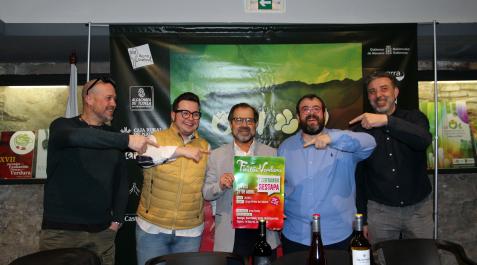 asdf De izquierda a derecha: Virgilio Martínez Gómez (Restaurante Beethoven), Mauro Milagro González (La Catedral), Emilio Garrido Sáez (Orden del Volatín), Luis Salcedo Irala (Remigio) y Aitor Castellano (De Temporada), junto al cartel del I Certamen Restapa de las Fiestas de la Verdura de Tudela y la Ribera