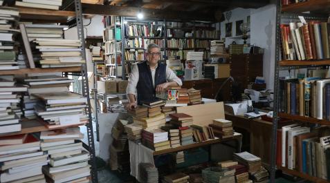Urroz Javier Garísoain, este lunes de Pascua en el almacén de las librería Libros con Historia, en Urroz.