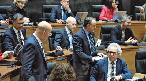 Esparza (UPN), de pie en el centro de la imagen, con García y Suárez (PP) a su izquierda y Pérez-Nievas (Cs) delante Esparza (UPN), de pie en el centro de la imagen, con García y Suárez (PP) a su izquierda y Pérez-Nievas (Cs) delante