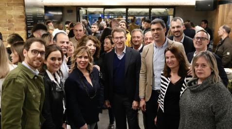 _TMJ7594 Feijóo, en un bar de Pamplona junto a cargos y simpatizantes del partido en Navarra, entre los que están el presidente del partido en Navarra y la secretaria general, Javier García y Amelia Salanueva, y los diputados Sergio Sayas y Carlos García Adanero.