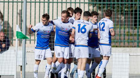 Burladés Mikel Mahugo, jugador del Burladés, celebra el primer gol de su equipo en Villava