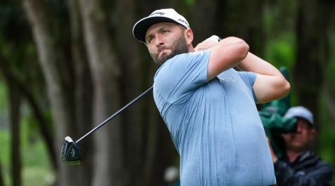 Jon-Rahm El golfista español Jon Rahm, tras golpear a la pelota en el RBC Heritage