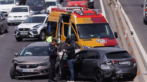 accidente Una ambulancia del SAMUR al lado de dos vehículos implicados en un accidente en la autovía A-42 en Madrid