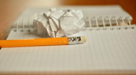 Imagen de archivo de un papel y un cuaderno Imagen de archivo de un papel y un cuaderno