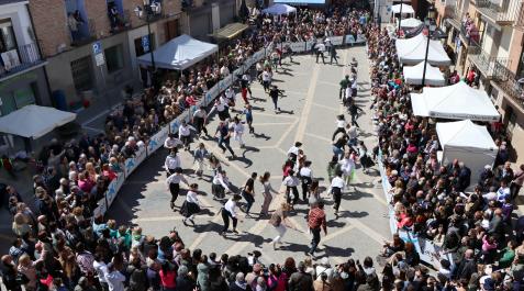 asd Imagen de la plaza de los Fueros de Ablitas durante la celebración del Plego Popular, con vecinos y visitantes unidos a los danzaris del Grupo Mendianike en el baile que cerró el acto