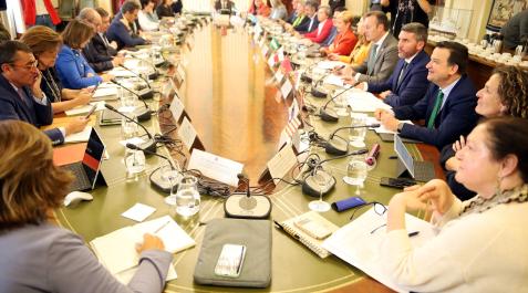 Representantes de las comunidades autónomas encabezados por el ministro de Agricultura, Pesca, Alimentación y Medio Ambiente, Luis Planas. Representantes de las comunidades autónomas encabezados por el ministro de Agricultura, Pesca, Alimentación y Medio Ambiente, Luis Planas.