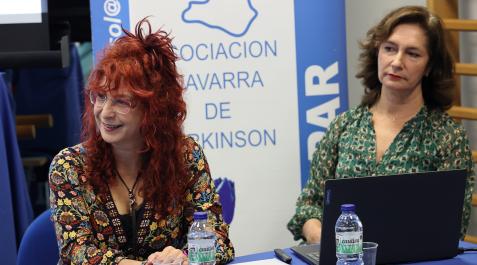 Carolina Cabello, enfermera de neurología, e Itziar Gastón, neuróloga del HUN, en la jornada de Parkinson. Carolina Cabello, enfermera de neurología, e Itziar Gastón, neuróloga del HUN, en la jornada de Parkinson.
