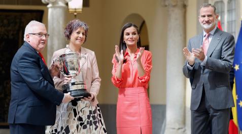 INSTITUTO-NAVARRO-DEPORTE-REYES El director gerente del Instituto Navarro del Deporte, Miguel Pozueta; la consejera de Cultura y Deporte, Rebeca Esnaola; junto al rey Felipe VI y la reina Letizia